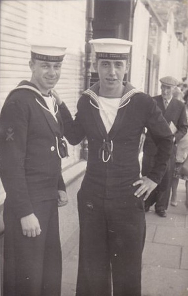 Royal Canadian Navy : HMCS Terra Nova crew members ashore.