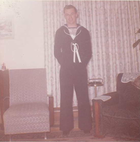 Royal Canadian Navy : HMCS Terra Nova crew members ashore.