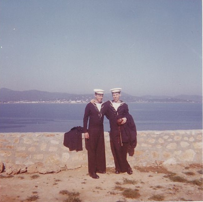 Royal Canadian Navy : HMCS Terra Nova crew members ashore.