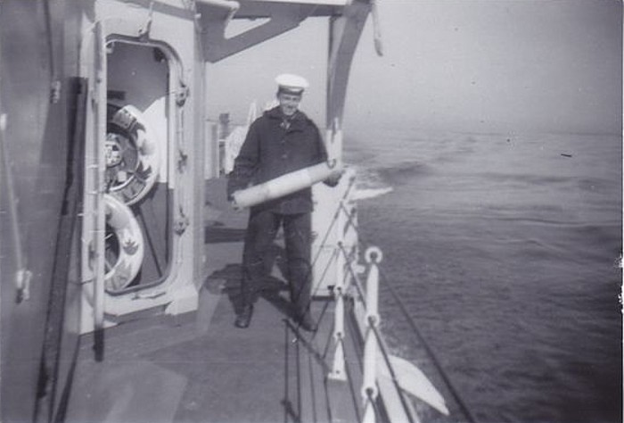 Royal Canadian Navy : HMCS Terra Nova crew members.