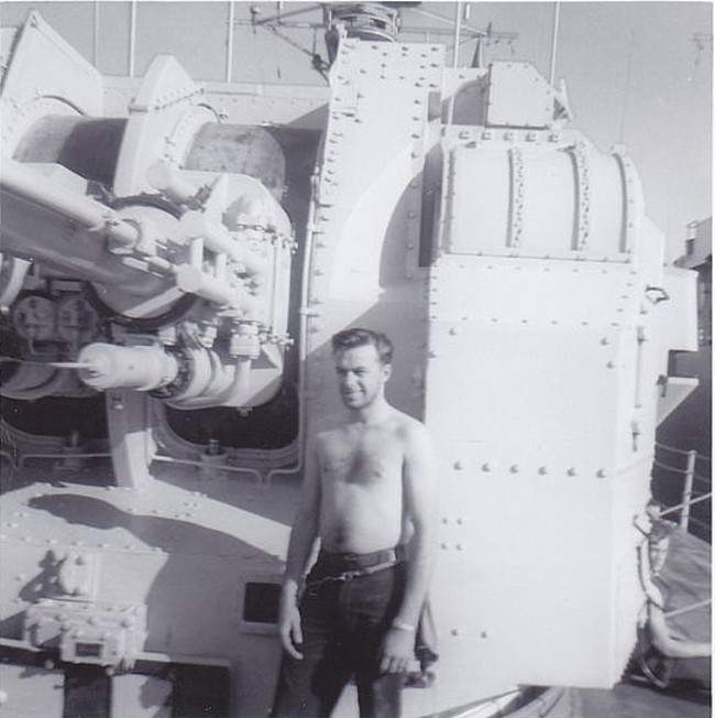 Royal Canadian Navy : HMCS Terra Nova crew members.
