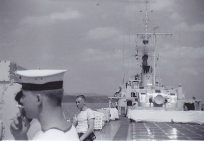 Royal Canadian Navy : HMCS Terra Nova painting ship.