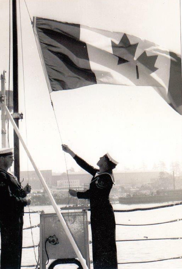 Royal Canadian Navy : HMCS Beacon Hill signalmen.