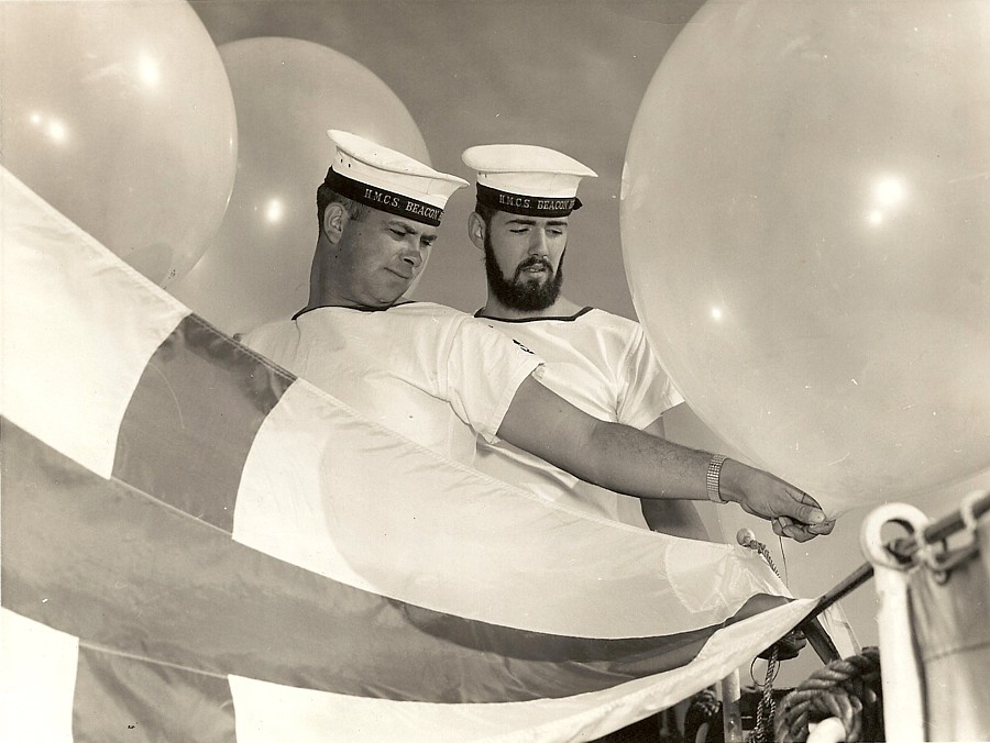 Royal Canadian Navy : HMCS Beacon Hill signalmen.