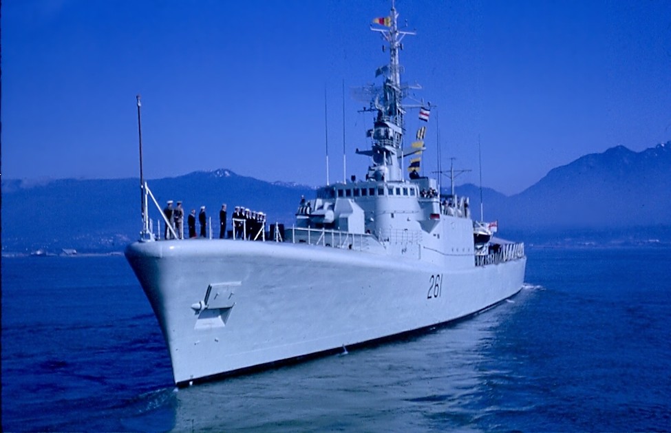 Royal Canadian Navy : HMCS Mackenzie.