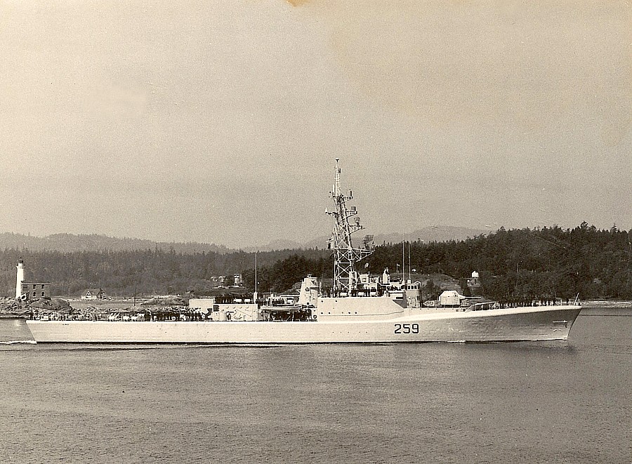 Royal Canadian Navy : HMCS Terra Nova.
