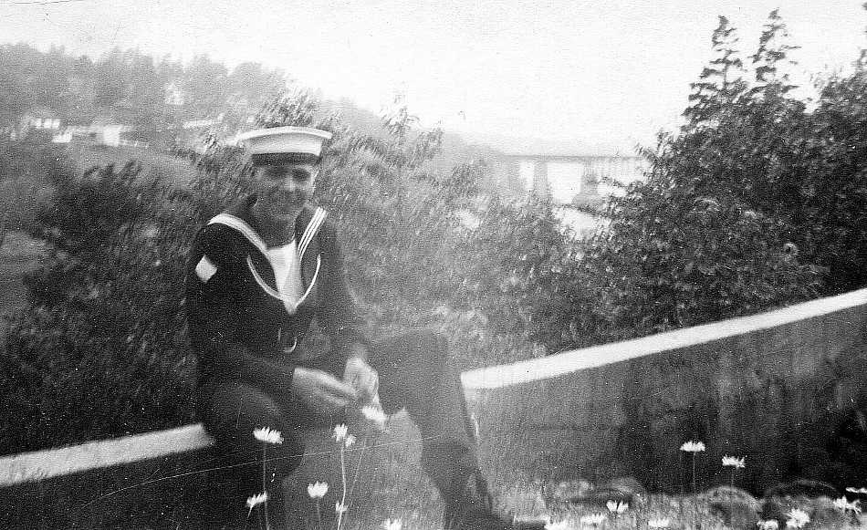 Royal Canadian Navy : Fred Bernhard.