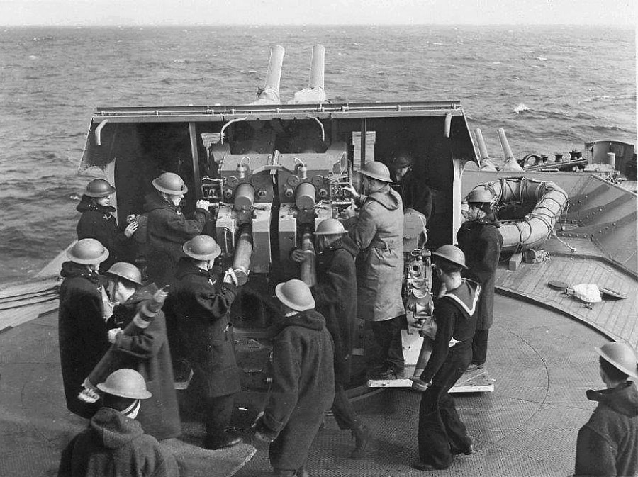 Royal Canadian Navy : Gun crew on HMCS Prince Robert