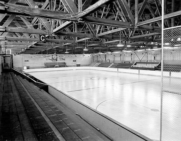 Royal Canadian Navy : HMCS Cornwallis, hockey rink, 1962