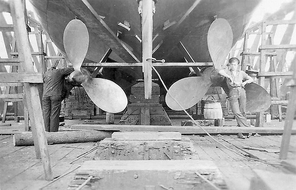 Royal Canadian Navy : HMCS Minas in refit, 1942