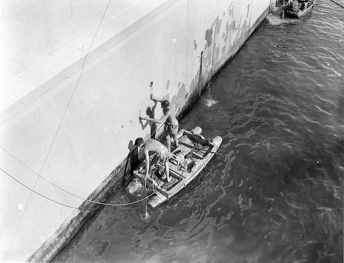 Royal Canadian Navy : Hong Kong, 1945