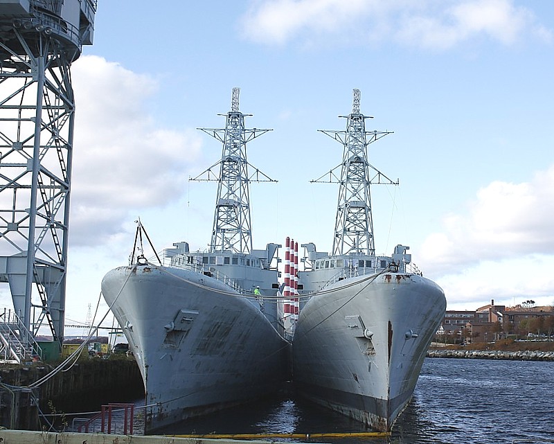 Royal Canadian Navy : Terra Nova and Gatineau waiting to be scrapped.