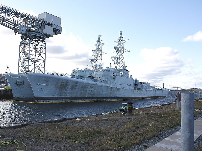 Royal Canadian Navy : Terra Nova and Gatineau waiting to be scrapped.