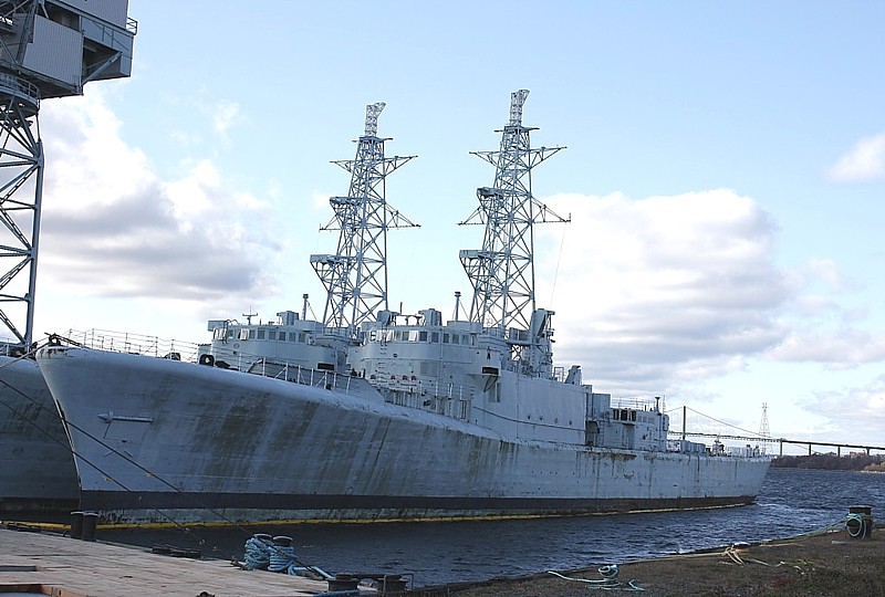 Royal Canadian Navy : Terra Nova and Gatineau waiting to be scrapped.