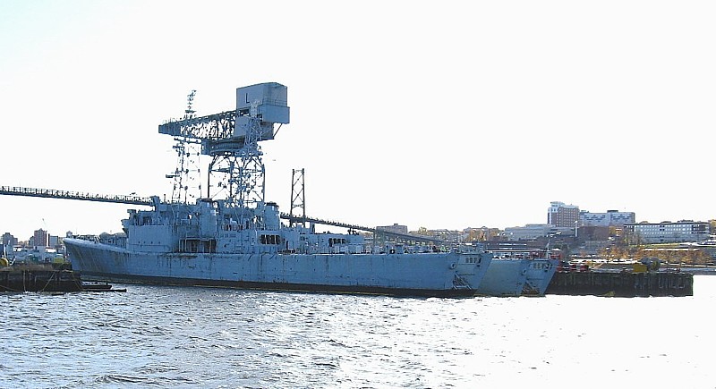 Royal Canadian Navy : Terra Nova and Gatineau waiting to be scrapped.