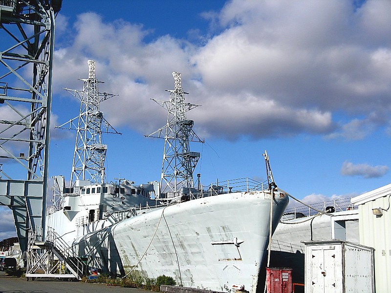 Royal Canadian Navy : Terra Nova and Gatineau waiting to be scrapped.