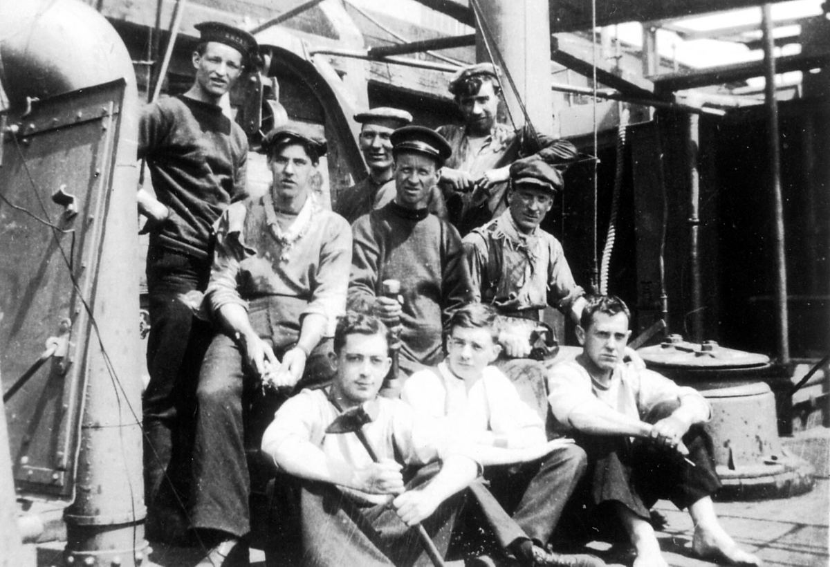 crew of British armed trawler, WW1