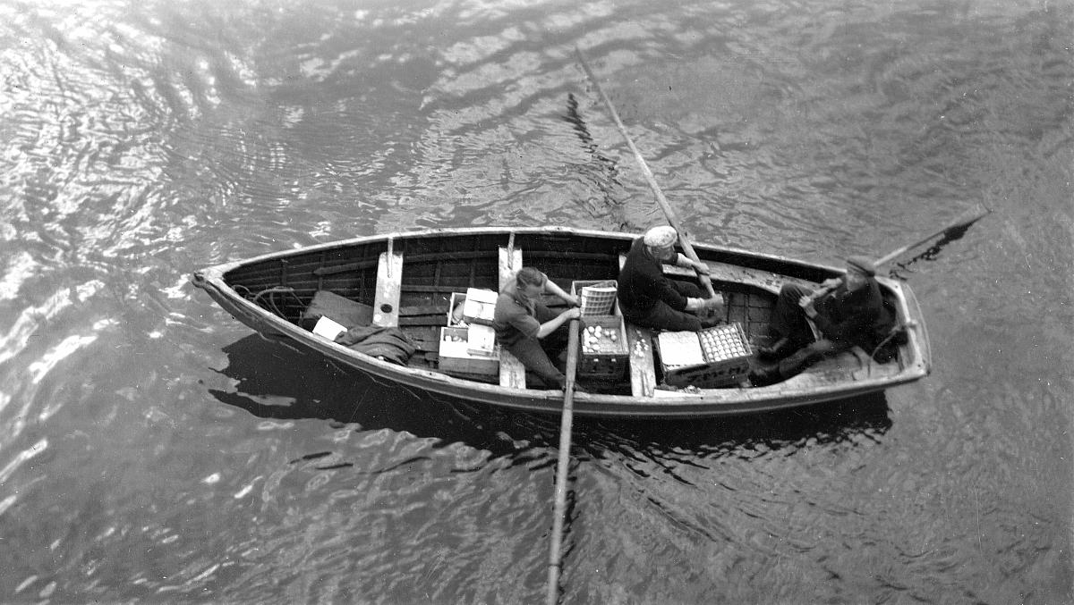 'Bum boat' trading fresh farm produce for cigarettes.