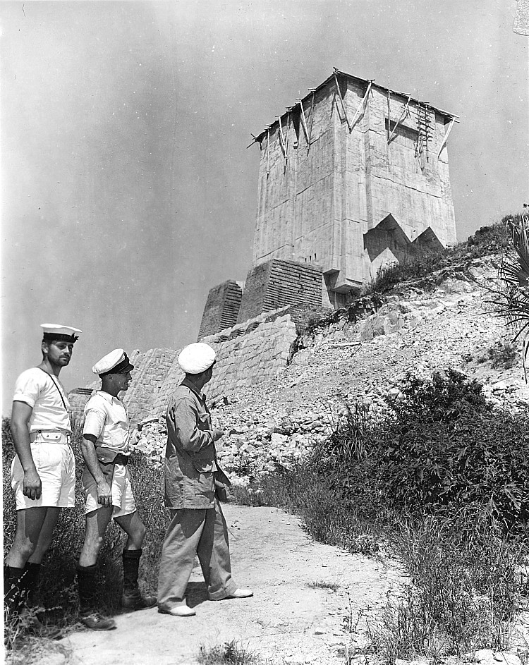 Royal Canadian Navy : HMCS Ontario in Hong Kong, 1945.