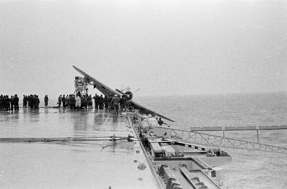 Royal Canadian Navy : HMCS Magnificent, 1952