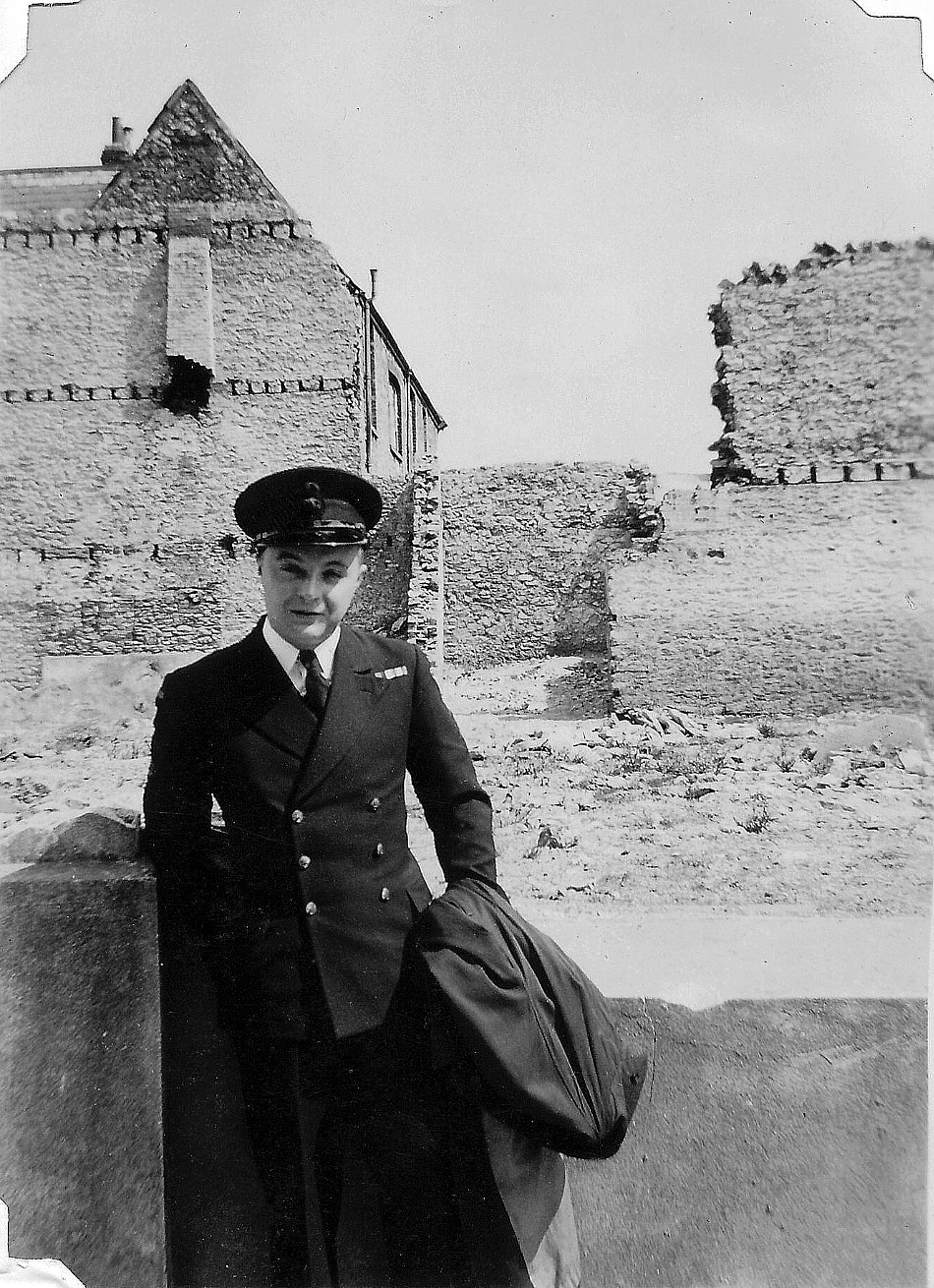 Royal Canadian Navy : Bob Dornan.