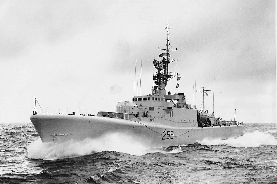 Royal Canadian Navy : HMCS Terra Nova, 1963.