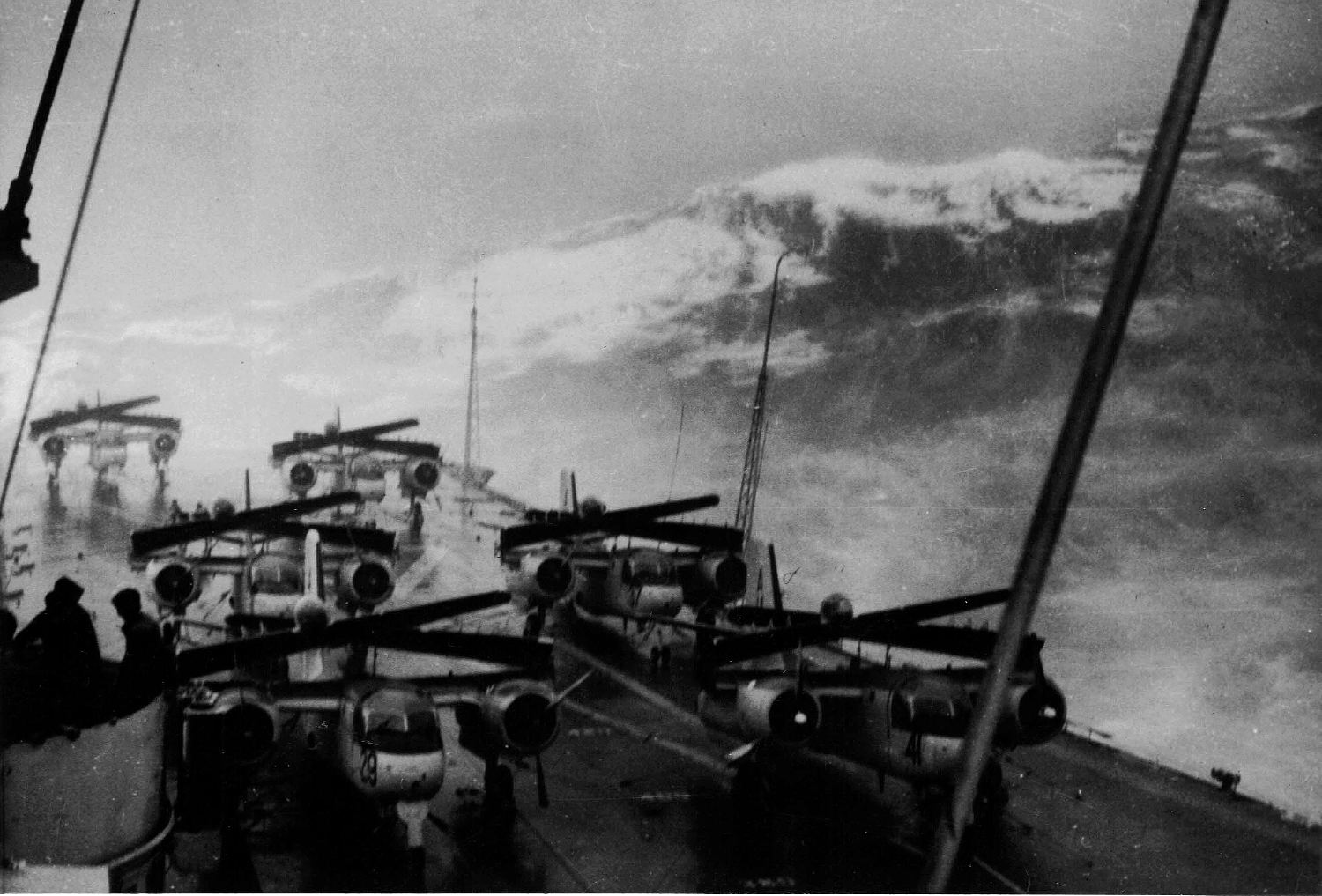 Royal Canadian Navy : HMCS Bonaventure, storm at sea