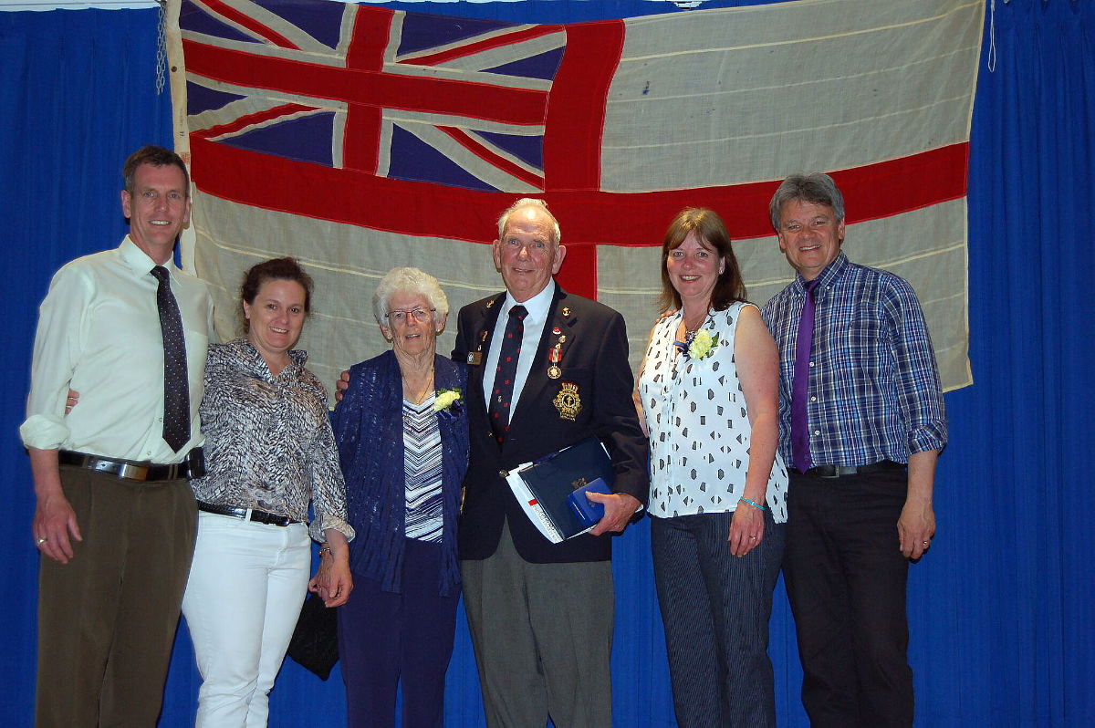 Royal Canadian Navy : Gordon and his family.