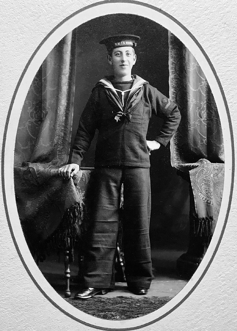 Royal Canadian Navy : HMCS Niobe, crew member
