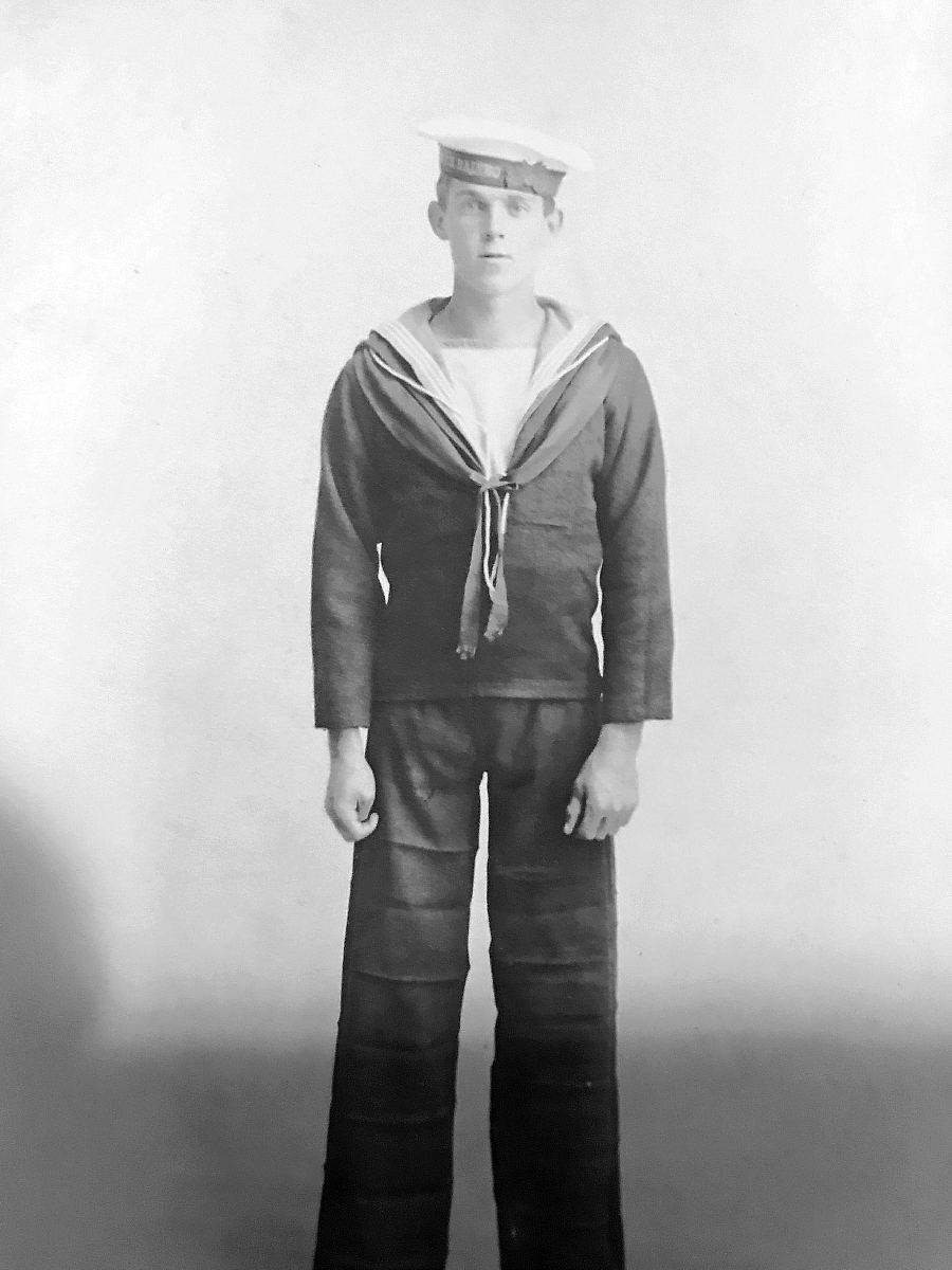 Royal Canadian Navy : HMCS Niobe, crew member